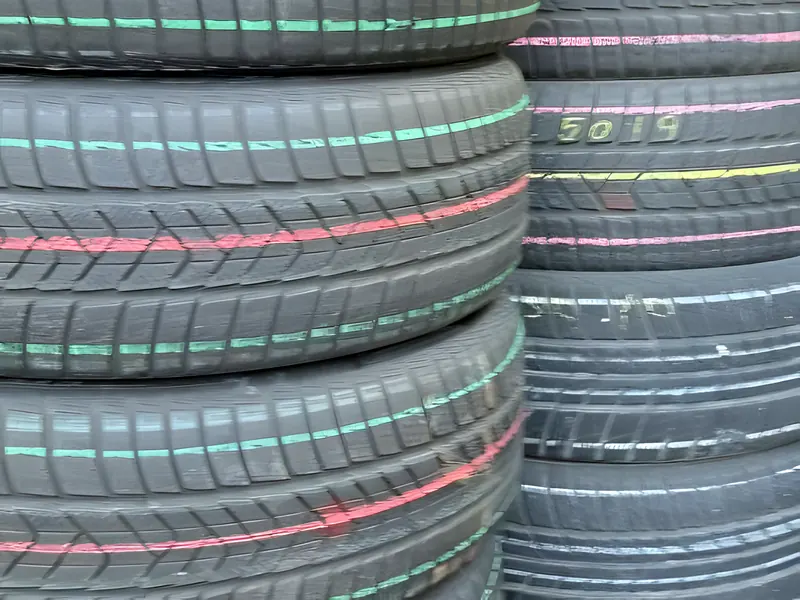 Stive de anvelope cu dungi colorate de fabrică